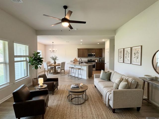 926 Meadow Crossing Dr, Gonzales, LA 70737