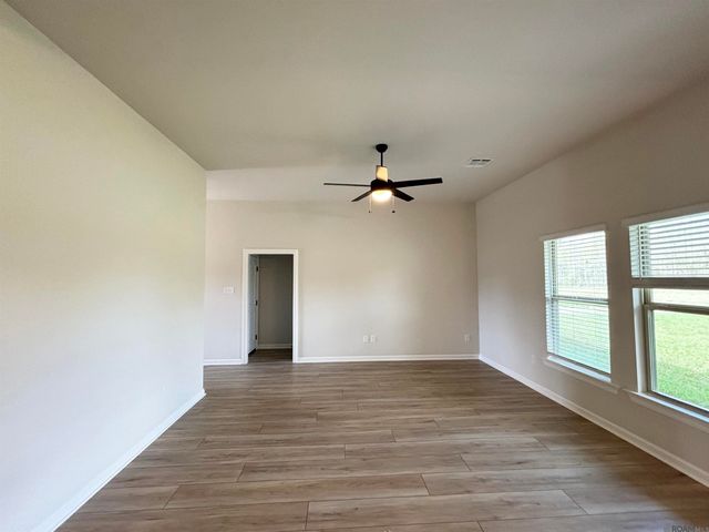 926 Meadow Crossing Dr, Gonzales, LA 70737