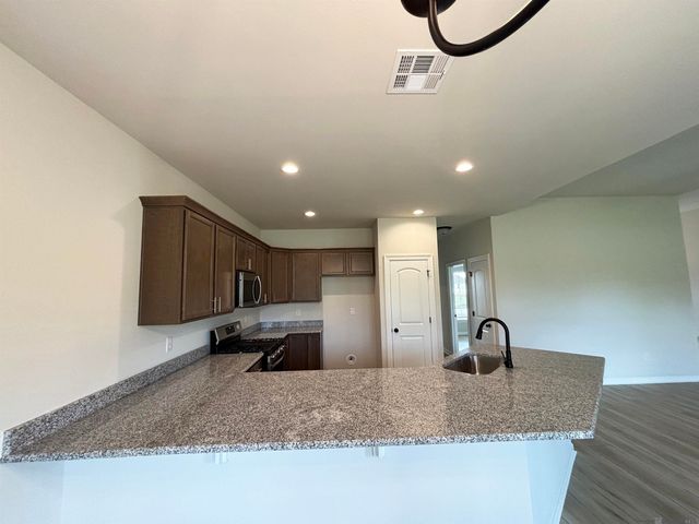 926 Meadow Crossing Dr, Gonzales, LA 70737