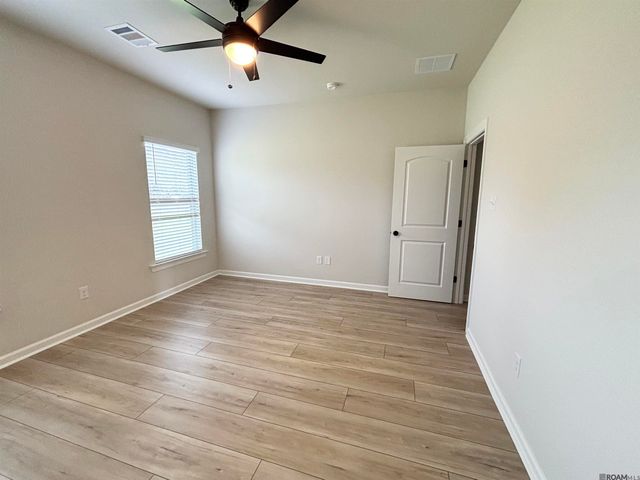 926 Meadow Crossing Dr, Gonzales, LA 70737