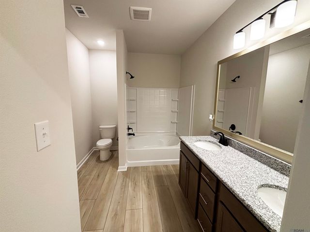 926 Meadow Crossing Dr, Gonzales, LA 70737