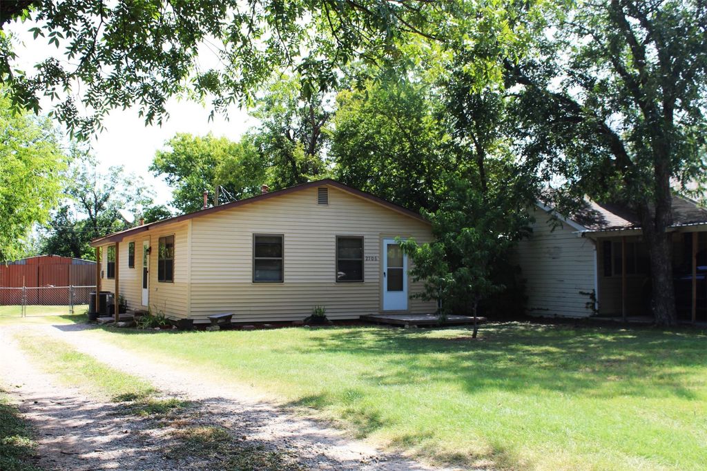2506 Vincent Street, Brownwood, TX 76801