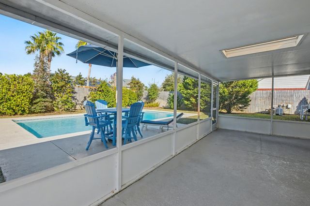 155 Long Pointe Drive, Mary Esther, FL 32569