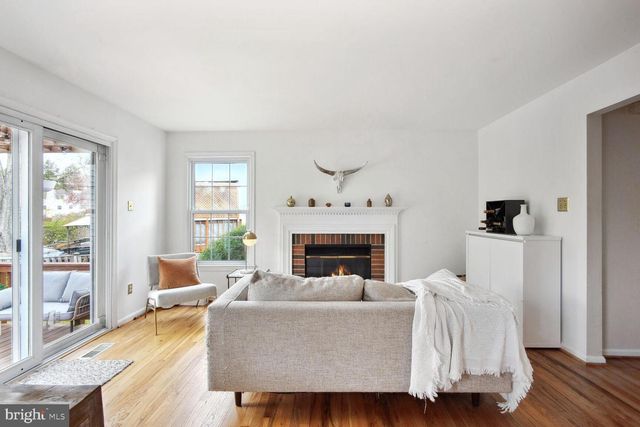 7136 LAKE COVE DR, Alexandria, VA 22315