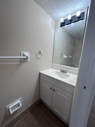 1072 W 79th St 32, Hialeah, FL 33014