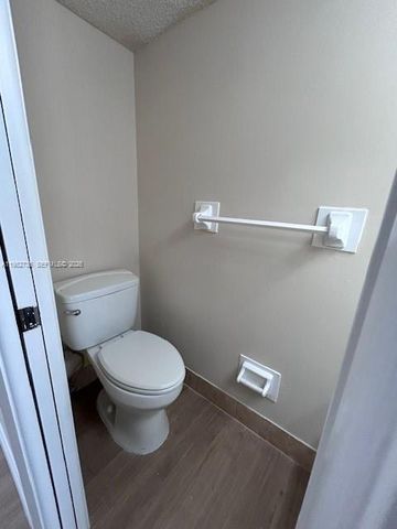 1072 W 79th St 32, Hialeah, FL 33014