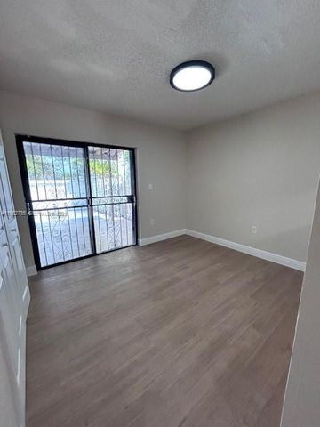 1072 W 79th St 32, Hialeah, FL 33014