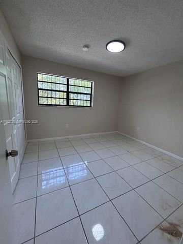 1072 W 79th St 32, Hialeah, FL 33014