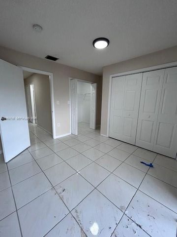 1072 W 79th St 32, Hialeah, FL 33014