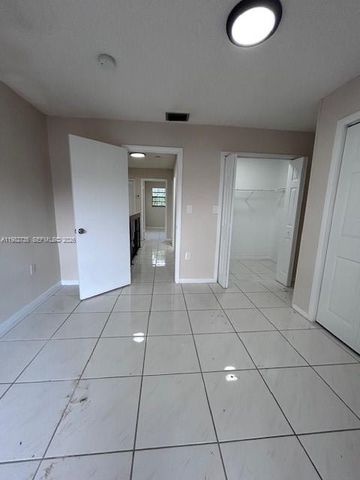1072 W 79th St 32, Hialeah, FL 33014