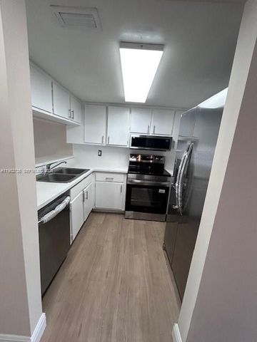 1072 W 79th St 32, Hialeah, FL 33014