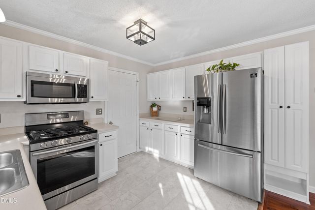 105 Hollowed Court, Holly Springs, NC 27540