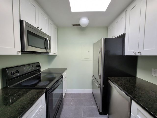 218 Thorndike St 301, Cambridge, MA 02141