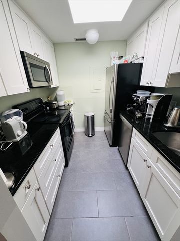 218 Thorndike St 301, Cambridge, MA 02141
