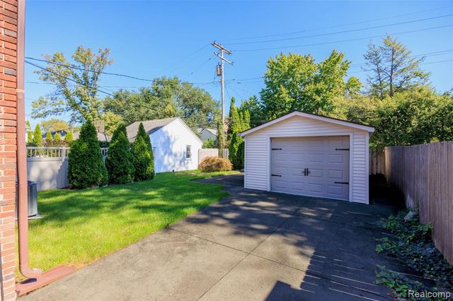 312 Mckinley Avenue, Grosse Pointe Farms, MI 48236