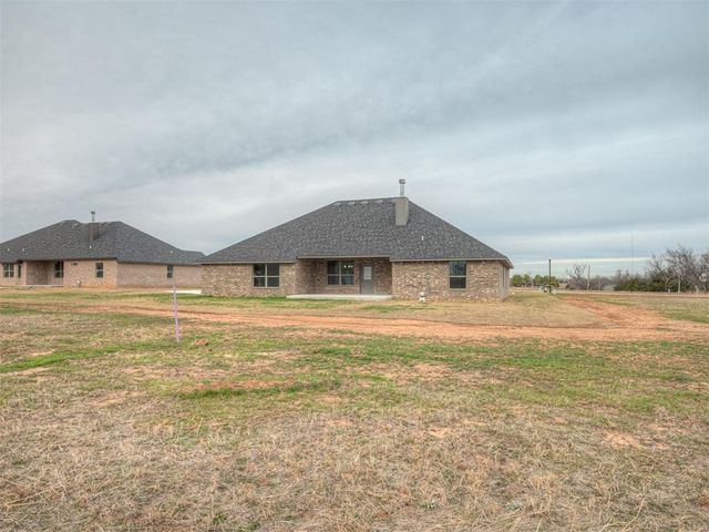 8561 Oak Tree Circle, Edmond, OK 73025