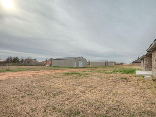 8561 Oak Tree Circle, Edmond, OK 73025