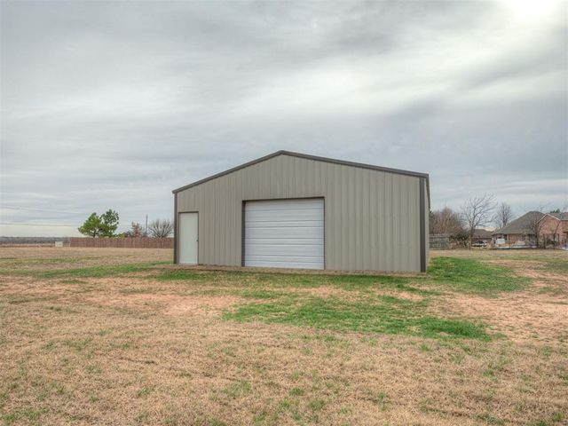 8561 Oak Tree Circle, Edmond, OK 73025