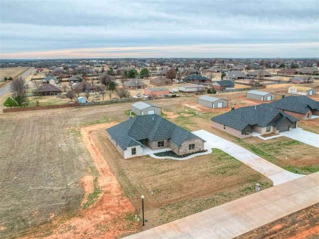 8561 Oak Tree Circle, Edmond, OK 73025