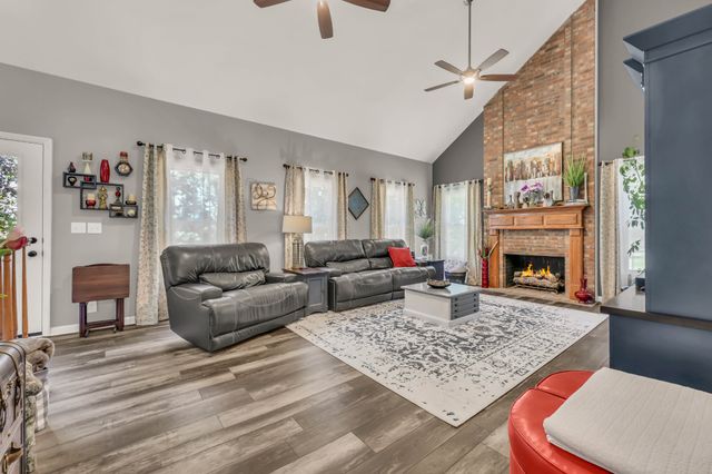 200 Plantation Ct, Dickson, TN 37055