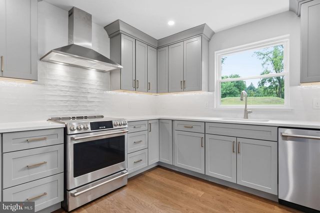 886 SACKETTSFORD RD, Ivyland, PA 18974