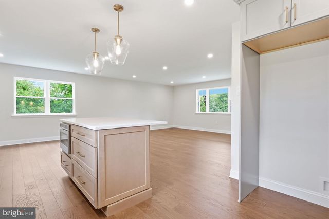 886 SACKETTSFORD RD, Ivyland, PA 18974