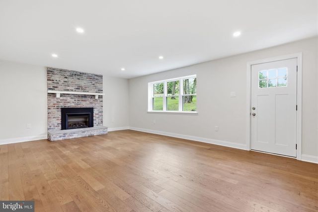 886 SACKETTSFORD RD, Ivyland, PA 18974