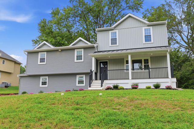 886 SACKETTSFORD RD, Ivyland, PA 18974