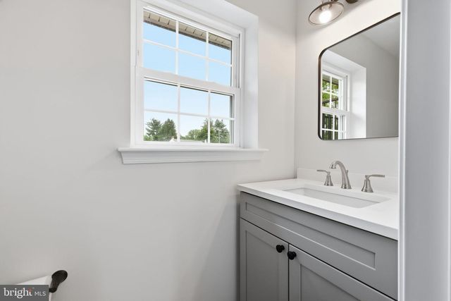 886 SACKETTSFORD RD, Ivyland, PA 18974