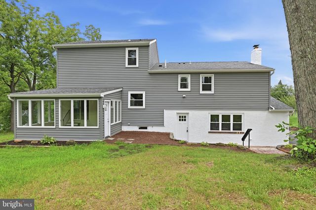 886 SACKETTSFORD RD, Ivyland, PA 18974