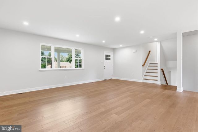 886 SACKETTSFORD RD, Ivyland, PA 18974