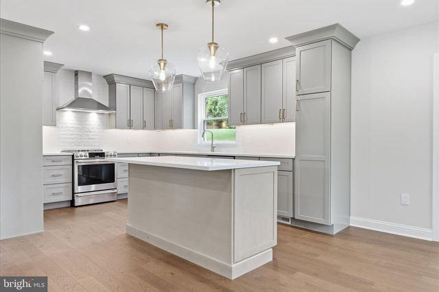 886 SACKETTSFORD RD, Ivyland, PA 18974