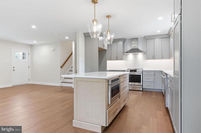 886 SACKETTSFORD RD, Ivyland, PA 18974