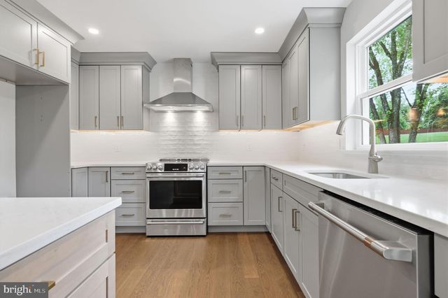 886 SACKETTSFORD RD, Ivyland, PA 18974