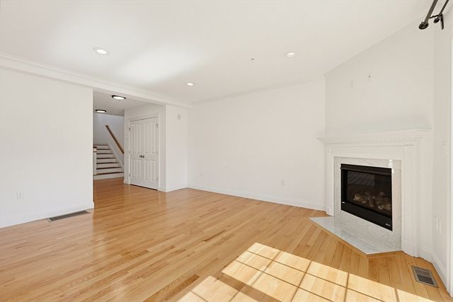 60 Lenox St 12, Norwood, MA 02062