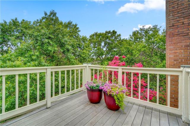 696 Mowbray Arch Apt 460, Norfolk, VA 23507