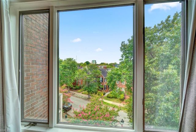 696 Mowbray Arch Apt 460, Norfolk, VA 23507