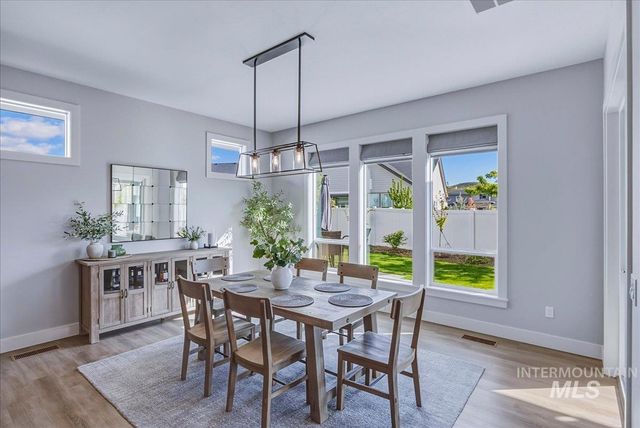 8033 W Sparks Lake Dr, Boise, ID 83714