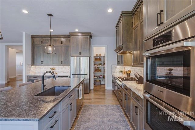 8033 W Sparks Lake Dr, Boise, ID 83714