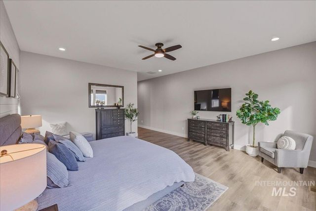8033 W Sparks Lake Dr, Boise, ID 83714