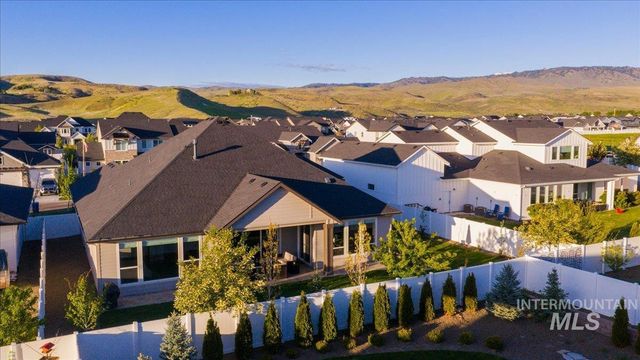 8033 W Sparks Lake Dr, Boise, ID 83714