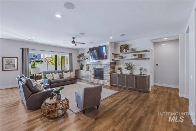 8033 W Sparks Lake Dr, Boise, ID 83714