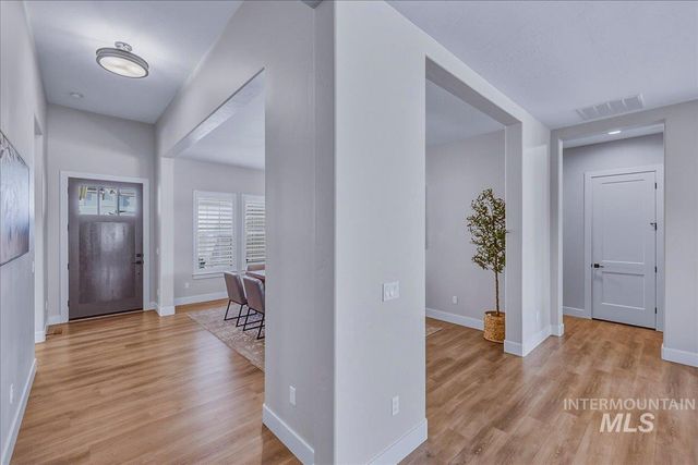 8033 W Sparks Lake Dr, Boise, ID 83714