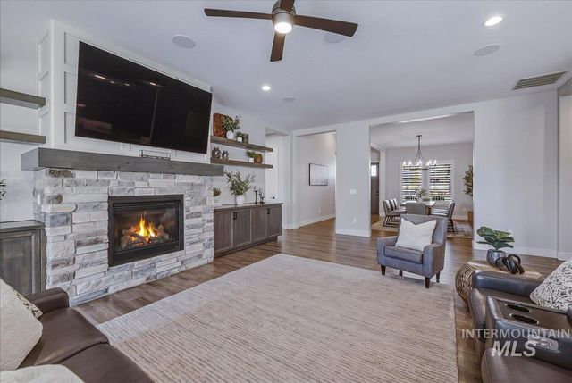 8033 W Sparks Lake Dr, Boise, ID 83714