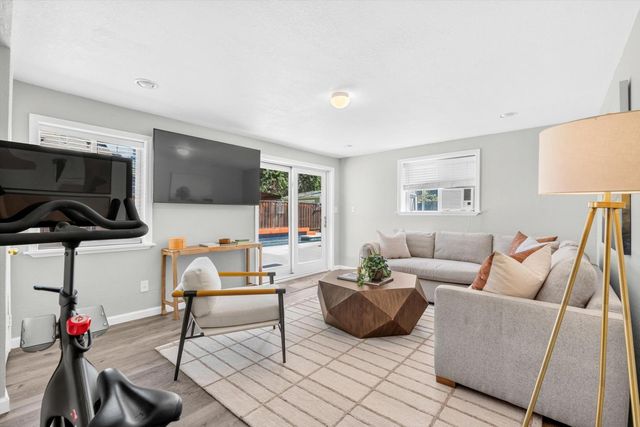 649 38th St, Sacramento, CA 95816