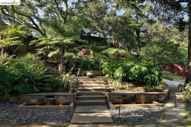 2871 Morley Dr, Oakland, CA 94611