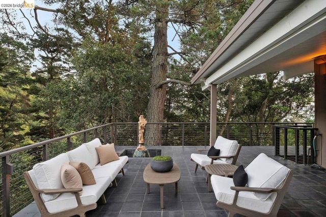 2871 Morley Dr, Oakland, CA 94611