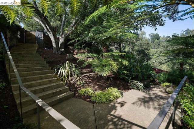 2871 Morley Dr, Oakland, CA 94611