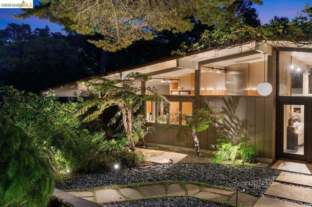2871 Morley Dr, Oakland, CA 94611