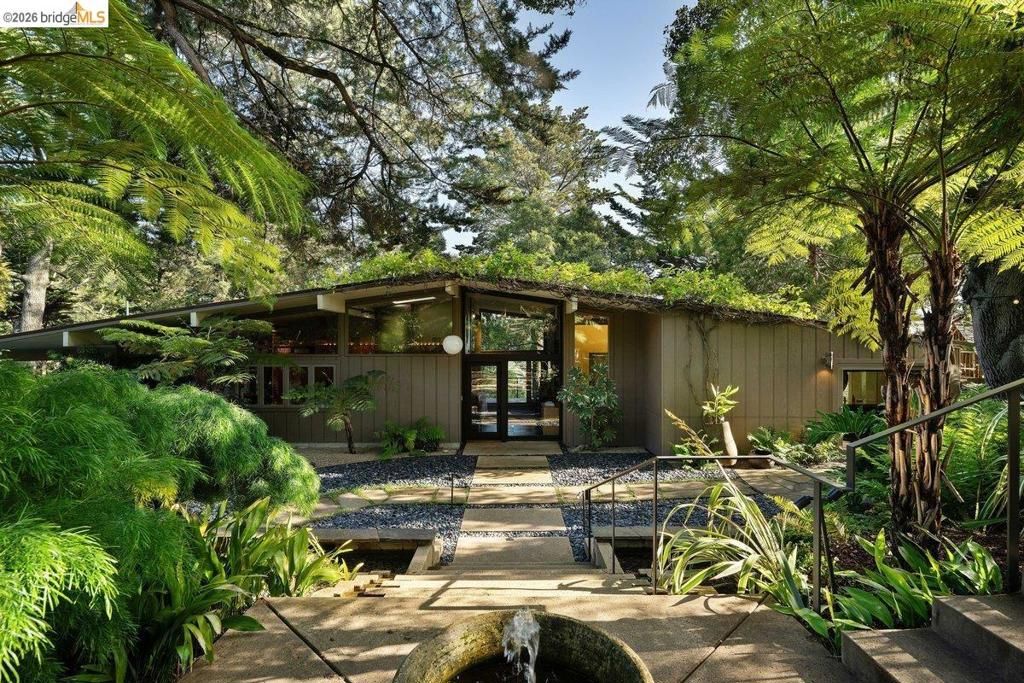 2871 Morley Dr, Oakland, CA 94611
